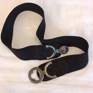 Wide stretchable belt with "cameo" buckle.